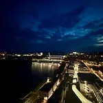 Eurovea Tower, 27th Floor Apartment, Free Parking Apartamento
