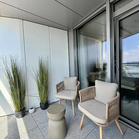 Eurovea Tower, 27th Floor Apartment, Free Parking 아파트