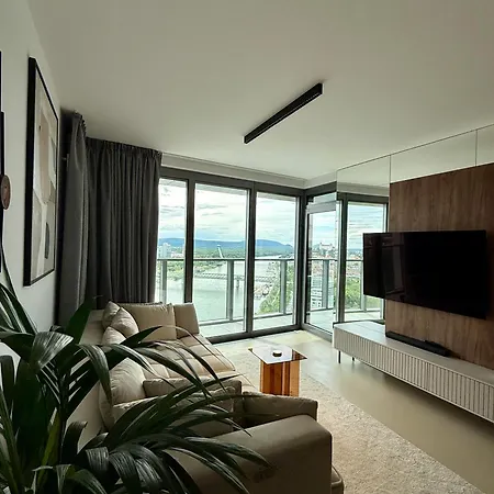 아파트 Eurovea Tower, 27th Floor Apartment, Free Parking *