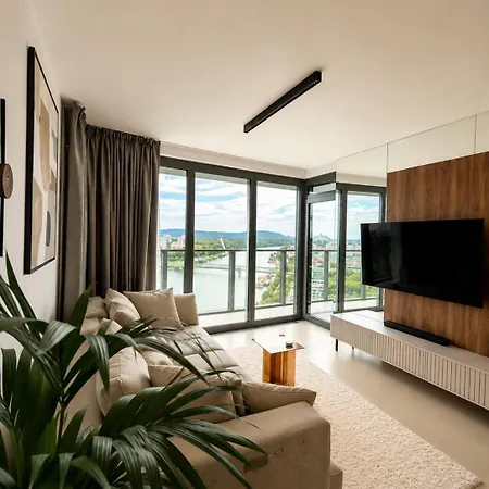 Eurovea Tower, 27th Floor Apartment, Free Parking Apartman