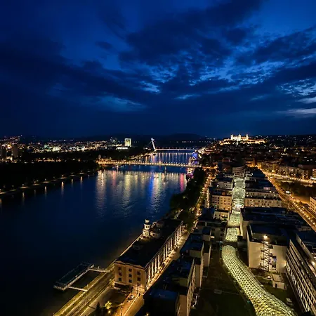 Eurovea Tower, 27th Floor Apartment, Free Parking Apartman