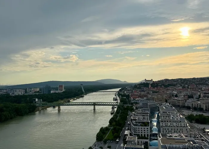 Eurovea Tower, 27th Floor Apartment, Free Parking *