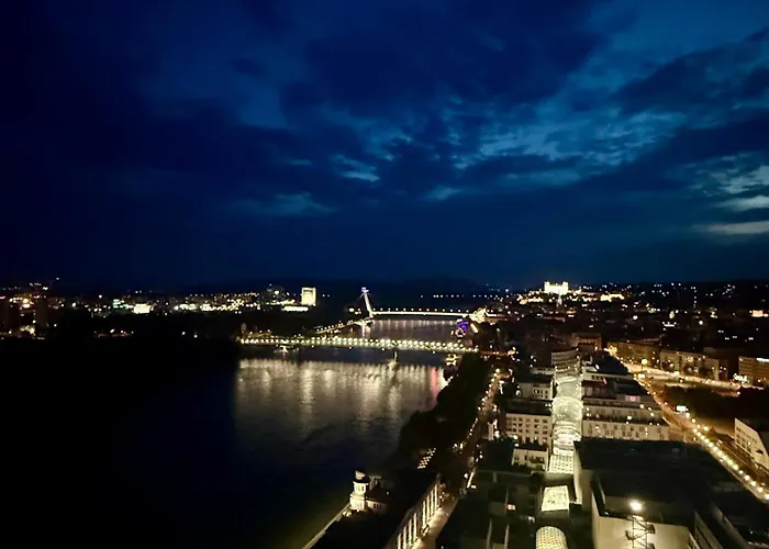 Eurovea Tower, 27th Floor Apartment, Free Parking アパート