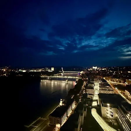Eurovea Tower, 27th Floor Apartment, Free Parking Apartament